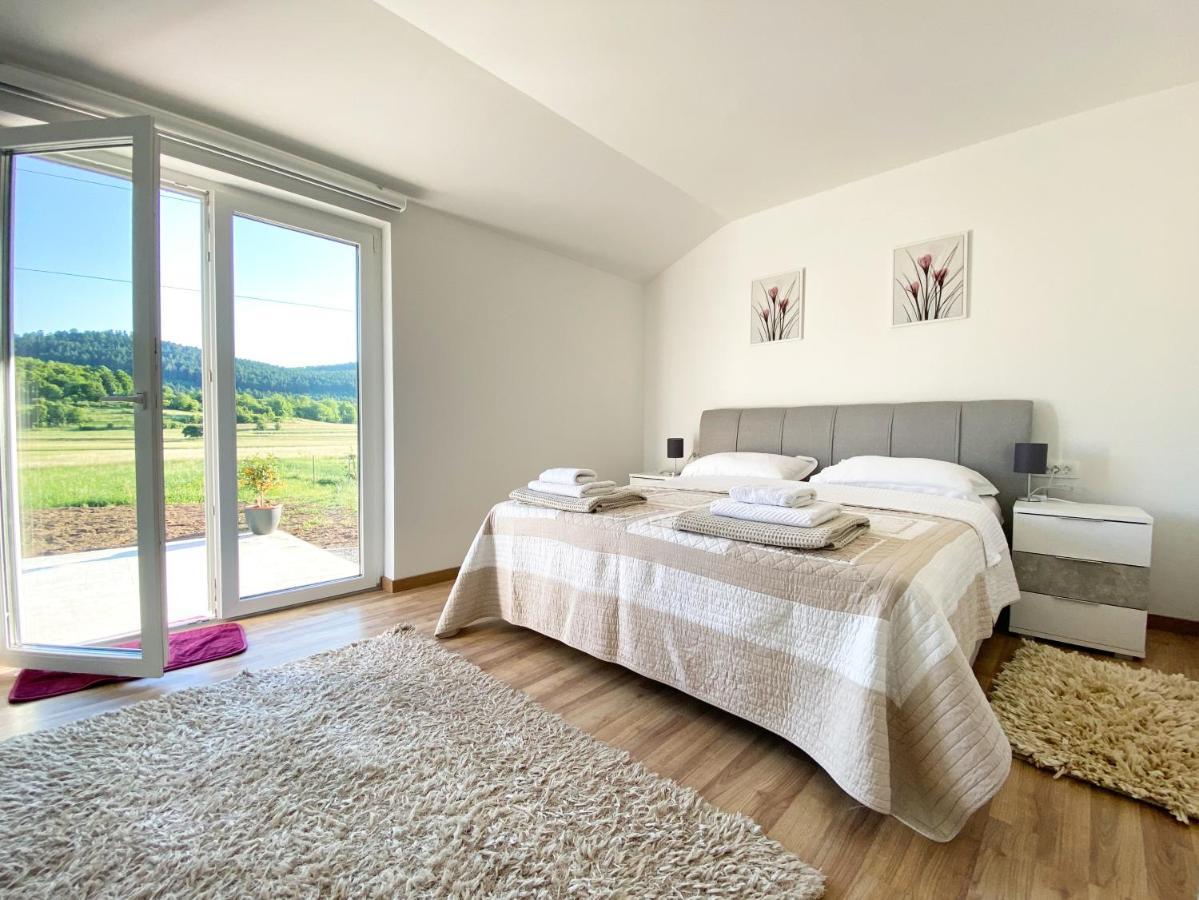 Apartman Fenestra S Terasom I Pogledom Na Gacku Otočac Exterior foto